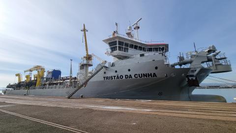 , la draga Tristão da Cunha en el muelle de Raos 2 del puerto de Santander realizando labores de avituallamiento