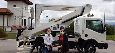 (de izquierda a derecha): Cristina López Arias, directora de la APS y Cristina Bacci, representante de Palfinger esta mañana durante la entrega del camión