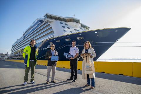 Recibimiento al crucero Spirit of Adventure por parte de las autoridades del Puerto de Santander