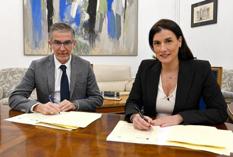 Díaz e Igual durante la firma del convenio