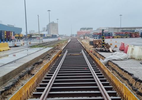 obras de renovación de la vía norte de ferrocarril en el Espigón Central 