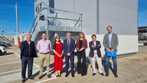 El presidente de la APS – en el centro- visita junto a Alejandra Ruiz, delegada especial de la AEAT Cantabria -a su derecha-, y Carmen Terán, jefa de Vigilancia Aduanera en Cantabria -a su izquierda-, las nuevas instalaciones de la base aduanera