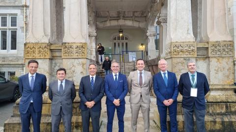 De izq. a dcha: Javier Álvarez, jefe departamento de Administración General y Servicios Jurídicos de la APS; Santiago Díaz, director de la APS; José Morillo-Velarde, presidente de la Asociación Internacional de Derecho Portuario; César Díaz, presidente de la APS; David Vilas, abogado general del Estado; Fernando Bárcena, vicepresidente de la Asociación internacional de Derecho Portuario y Agustín Bravo, abogado-economista y secretario de la Asociación internacional de Derecho Portuario durante el inicio de