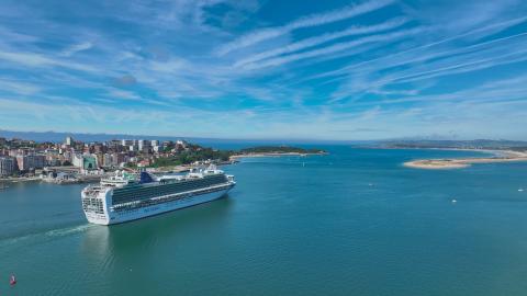 El crucero Ventura en la Bahía de Santander