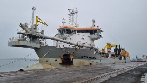 la draga Vitus Bering atracada en el muelle de Raos 4 del puerto de Santander realizando labores de avituallamiento