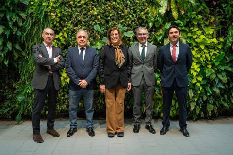 De izq. a dcha: Calzada, Rubio, Armisén, Díaz Maza y Pablo Herrán, director general de transportes del Gobierno de Cantabria, al inicio de la jornada.