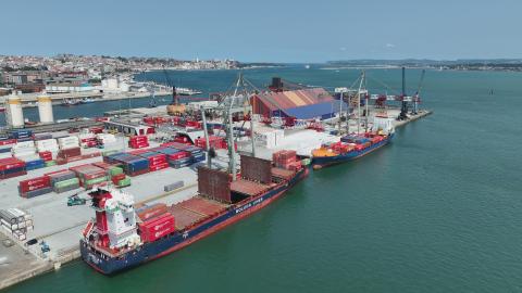 Buques portacontenedores trabajando en Raos 3. Puerto de Santander