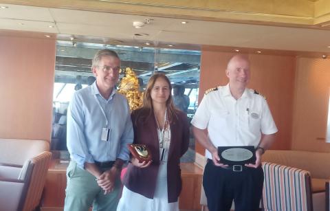 El presidente de la APS y la representante de CANTUR, entregan una metopa al capitán del buque, Esteffan Rauneng