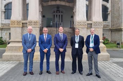 De izq. a dcha: Fernando Bárcena, César Díaz, David Vilas, José Antonio Morillo-Velarde y Agustín Bravo, secretario de la Asociación Internacional de Derecho Portuario al inicio de las jornadas