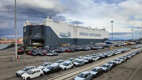 El buque Sunrise atracado esta tarde en el muelle de Raos 8 en el puerto de Santander