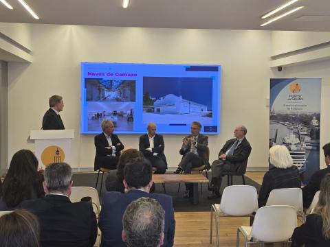 César Díaz (segundo por la izquierda) durante su exposición.