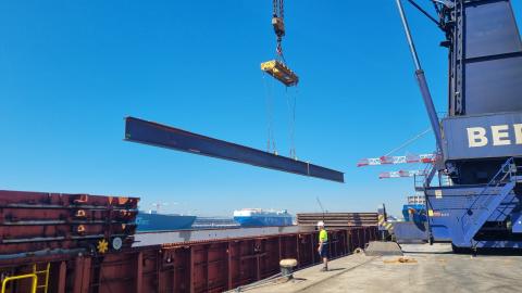 Llegan al Puerto los materiales para construir el muro de contención que configurará el nuevo muelle de Raos 6 