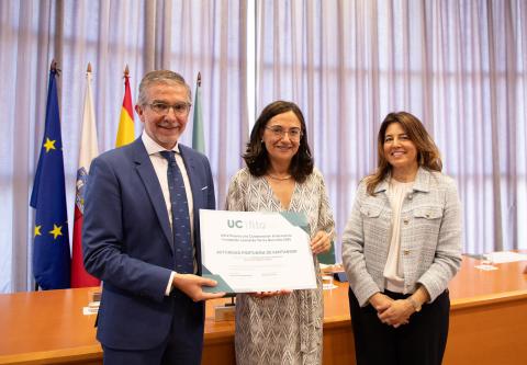 Díaz recibe el premio de manos de la rectora de la UC y presidenta de la FLTQ, Conchi López, y de la directora-gerente de la fundación, Carmela Civit