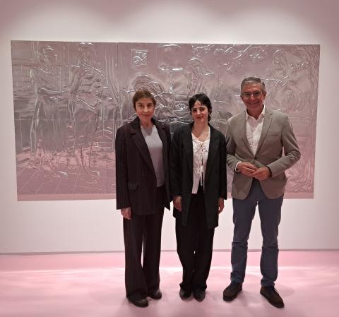 de izq. a dcha: la directora de la feria Artesantander, Mónica Álvarez Careaga; la artista Paula Santomé y el presidente de la APS, César Díaz