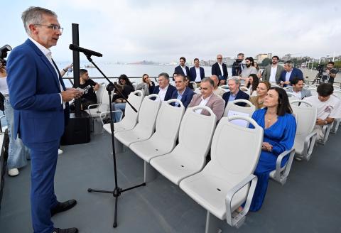 Díaz en la presentanción del servicio regular de ALSA en la bahía de Santander