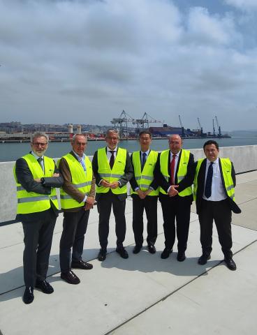Visita al puerto de Santanader del embajador de China en España
