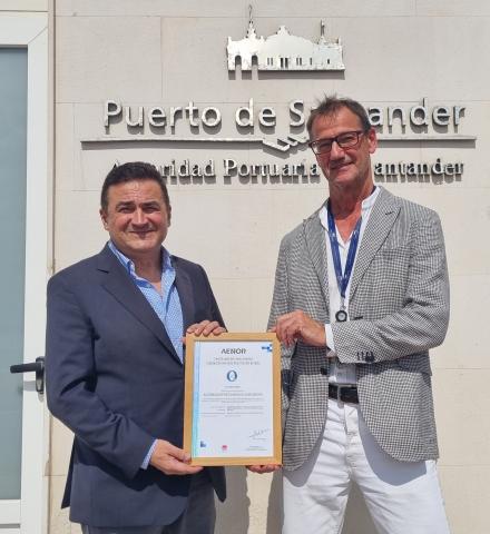 De izq. a dcha: el director de la Autoridad Portuaria de Santander, Santiago Díaz Fraile y el responsable del departamento comercial de la Autoridad Portuaria de Santander, Patricio Arrarte, muestran la certificación de calidad