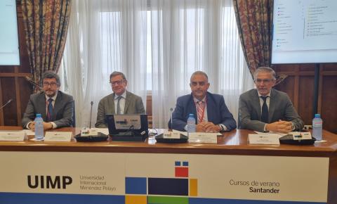 De izq. a dcha: Álvaro Rodríguez Dapena, subdirector de Estrategia y Desarrollo de Negocio de Puertos del Estado; Salvador Tarodo, vicerrector de programación de la Universidad Internacional Menéndez Pelayo (UIMP); Roberto Media, consejero de Fomento, Vivienda, Ordenación del Territorio y Medio Ambiente del Gobierno de Cantabria y César Díaz, presidente de la APS durante la inauguración del Encuentro