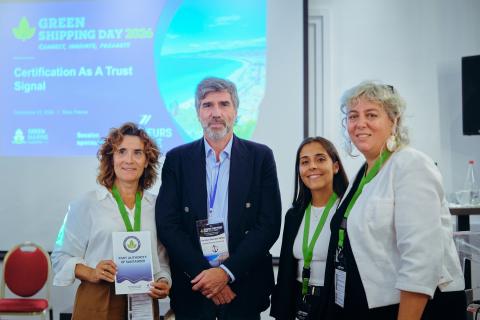 @Sam Glazier De izq. a dcha: Rubio, Manrique y López, de la APS, reciben el certificado de Green Marine de manos de Pasquine Albertini, Europe Communication Manager. Green Marine Europe