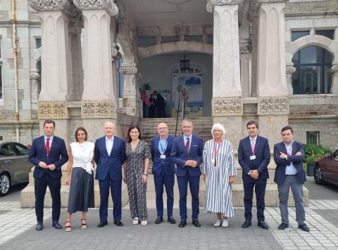 De izq. a dcha: el presidente Autoridad Portuaria de Huelva, Alberto Santana, Marta Ferrero, Eduardo Arasti; Gema Igual; Ángel Pelayo; César Díaz; Teófila Martínez; el presidente de la Autoridad Portuaria de A Coruña, Martín Fernández Prado y el director de la APS, Santiago Díaz Fraile, al inicio de la Semana Portuaria.