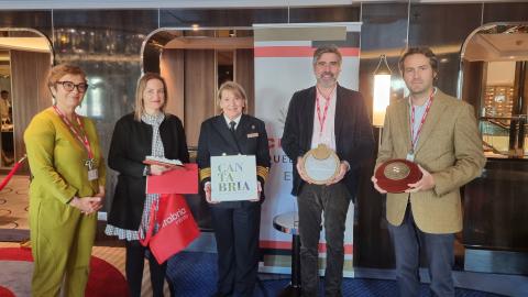 De izq. a dcha: Sophie Lanos, responsable de cruceros de la APS; Raquel Santamaría, representante de Cantur; la capitana del barco, Inger Thorhauge; Christian Manrique, jefe del Área de Dominio Público e Infraestructuras de la APS y José Sánchez-Barcáiztegui, representante de Pérez y CÍA, durante la entrega de la metopa